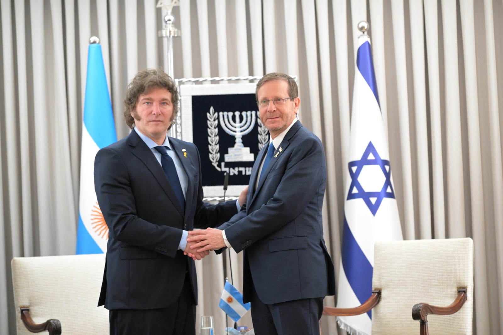 Argentine President Javier Milei and Israeli President Isaac Herzog shaking hands during the visit to Israel