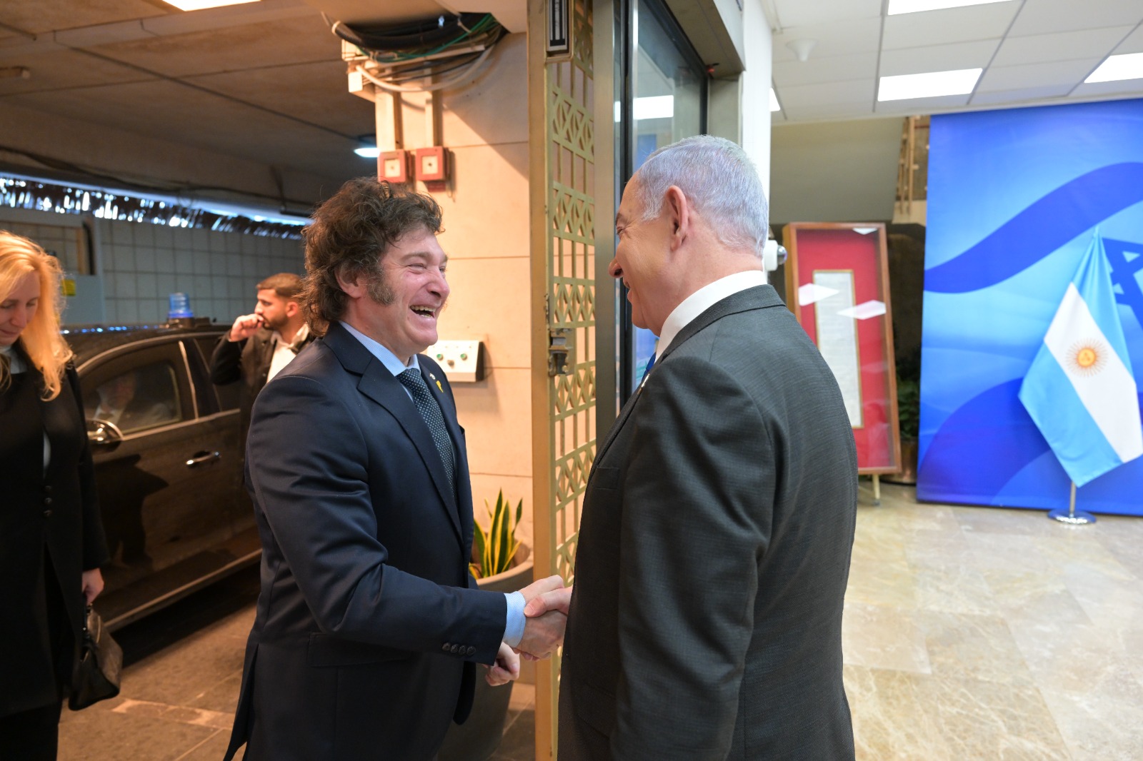 Javier Milei and Benjamin Netanyahu shaking hands