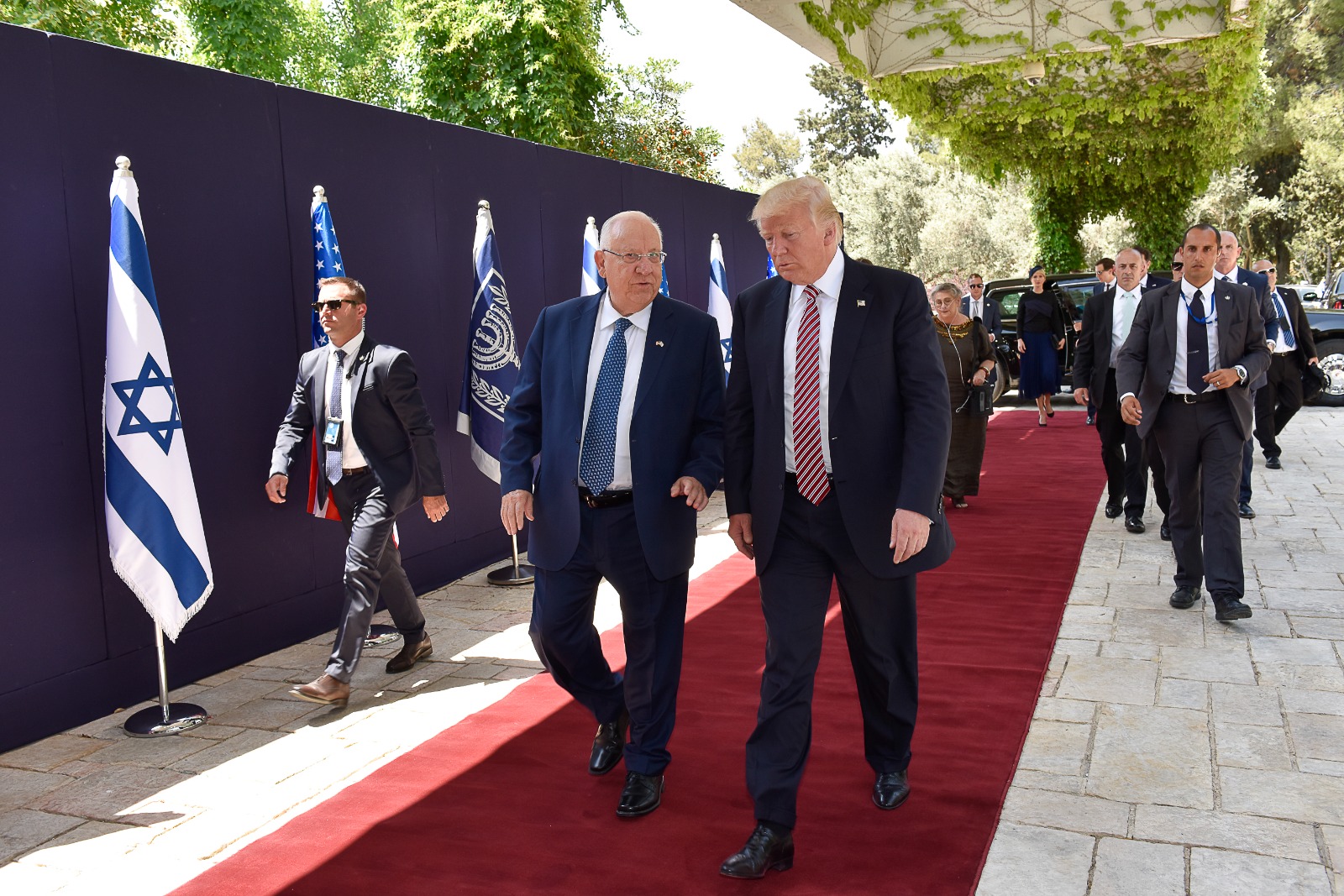 Rivlin and Trump walk the red carpet at the President's Residence